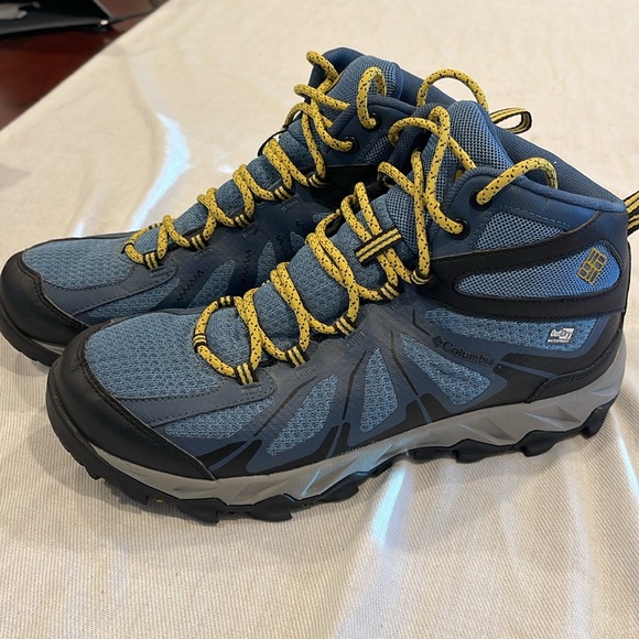 COLUMBIA Techlite Out dry Water Proof hiking shoes. SZ 8 - Picture 3 of 9